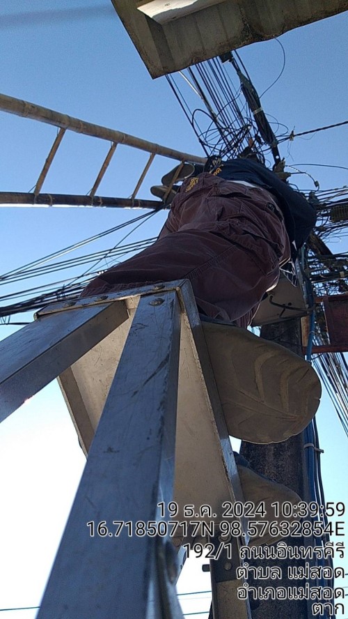 เจ้าหน้าที่กองยุทธศาสตร์และงบประมาณ ดำเนินการตามคำร้องขอตรวจสอบ และซ่อมแซมเคเบิ้ลทีวี เพื่อการศึกษาเทศบาลนครแม่สอด