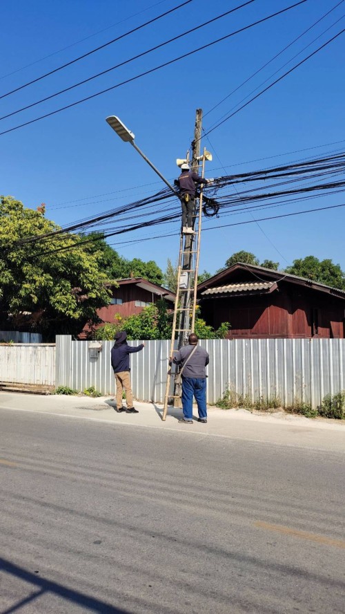 เจ้าหน้าที่กองยุทธศาสตร์และงบประมาณ ดำเนินการตามคำร้องขอตรวจสอบ และซ่อมแซมเคเบิ้ลทีวี เพื่อการศึกษาเทศบาลนครแม่สอด