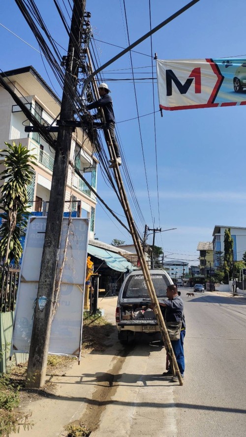 เจ้าหน้าที่กองยุทธศาสตร์และงบประมาณ ดำเนินการตามคำร้องขอติดตั้ง และซ่อมแซมเคเบิ้ลทีวี เพื่อการศึกษาเทศบาลนครแม่สอด