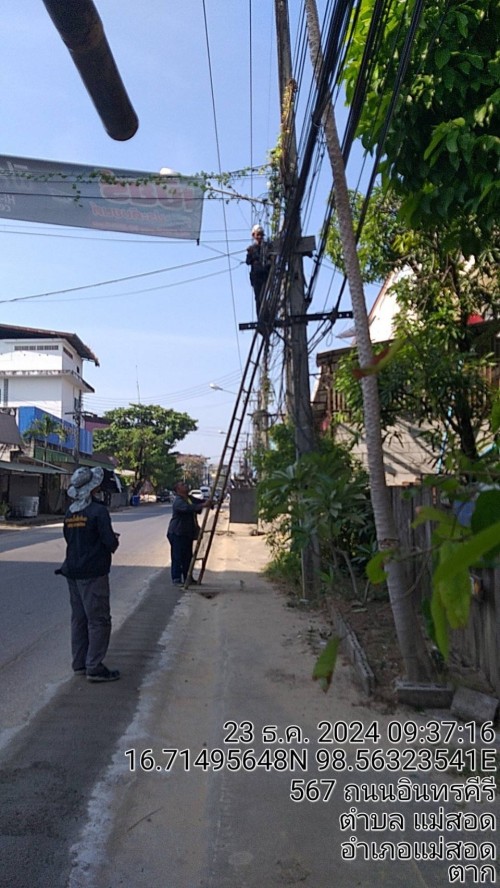 เจ้าหน้าที่กองยุทธศาสตร์และงบประมาณ ดำเนินการตามคำร้องขอติดตั้ง และซ่อมแซมเคเบิ้ลทีวี เพื่อการศึกษาเทศบาลนครแม่สอด