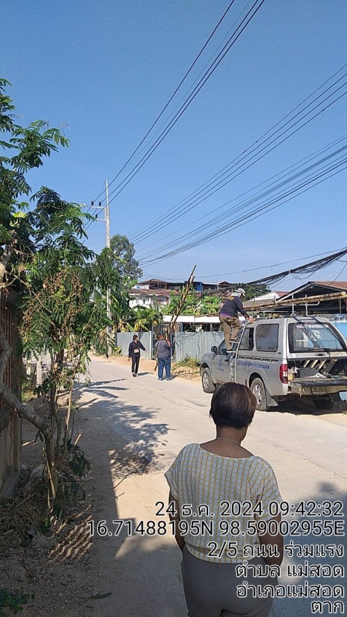 เจ้าหน้าที่กองยุทธศาสตร์และงบประมาณ ดำเนินการตามคำร้องขอติดตั้ง และซ่อมแซมเคเบิ้ลทีวี เพื่อการศึกษาเทศบาลนครแม่สอด