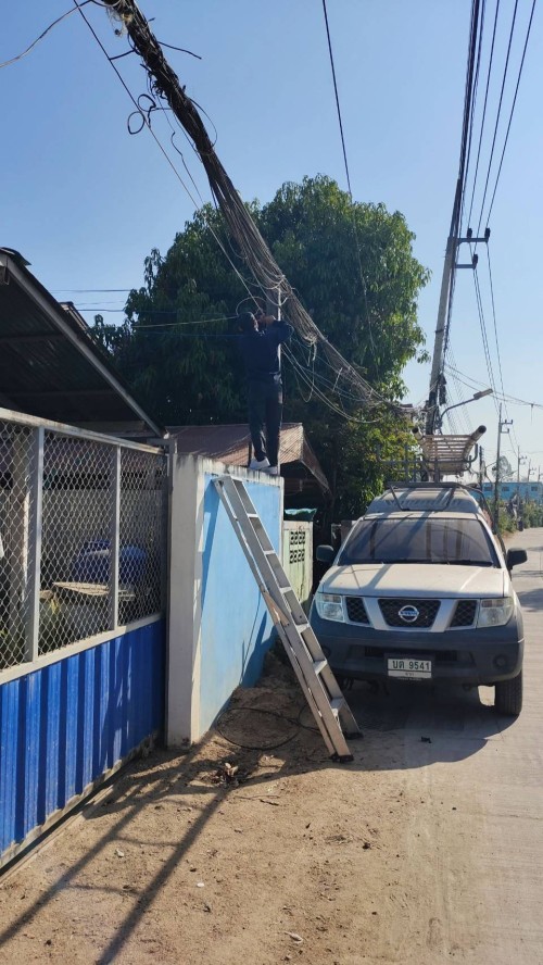 เจ้าหน้าที่กองยุทธศาสตร์และงบประมาณ ดำเนินการตามคำร้องขอติดตั้ง และซ่อมแซมเคเบิ้ลทีวี เพื่อการศึกษาเทศบาลนครแม่สอด