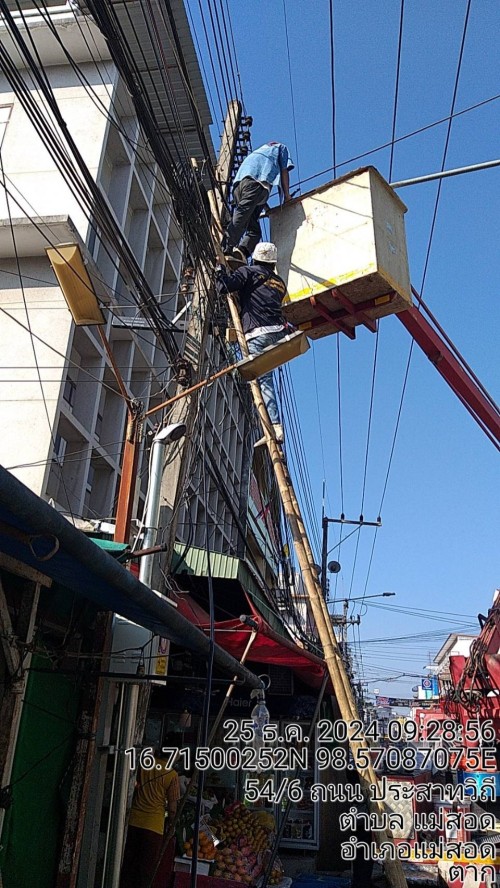 เจ้าหน้าที่กองยุทธศาสตร์และงบประมาณ ดำเนินการตามคำร้องขอติดตั้ง และซ่อมแซมเคเบิ้ลทีวี เพื่อการศึกษาเทศบาลนครแม่สอด