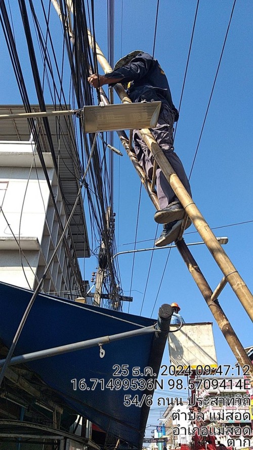 เจ้าหน้าที่กองยุทธศาสตร์และงบประมาณ ดำเนินการตามคำร้องขอติดตั้ง และซ่อมแซมเคเบิ้ลทีวี เพื่อการศึกษาเทศบาลนครแม่สอด