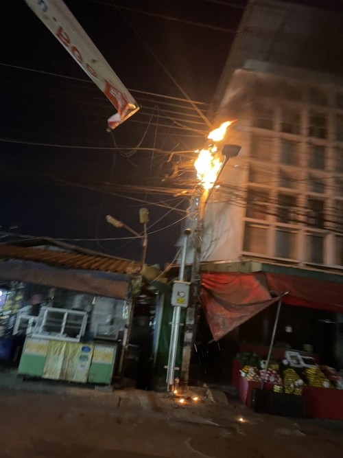 เจ้าหน้าที่กองยุทธศาสตร์และงบประมาณ ดำเนินการตามคำร้องขอติดตั้ง และซ่อมแซมเคเบิ้ลทีวี เพื่อการศึกษาเทศบาลนครแม่สอด