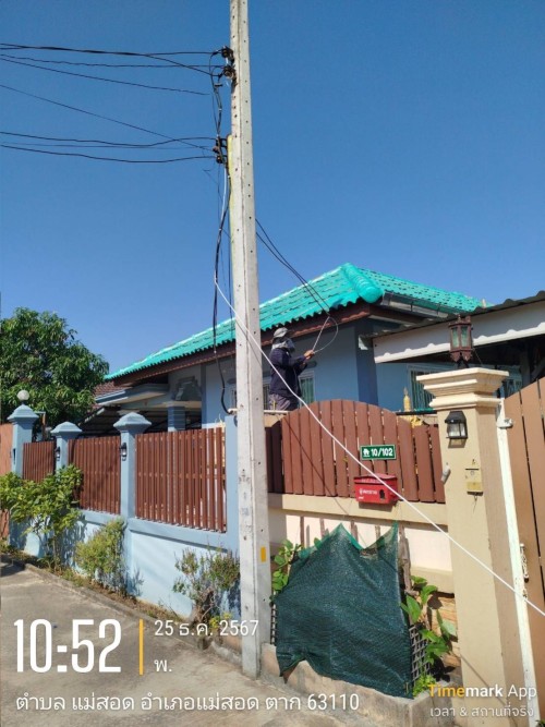 เจ้าหน้าที่กองยุทธศาสตร์และงบประมาณ ดำเนินการตามคำร้องขอติดตั้ง และซ่อมแซมเคเบิ้ลทีวี เพื่อการศึกษาเทศบาลนครแม่สอด