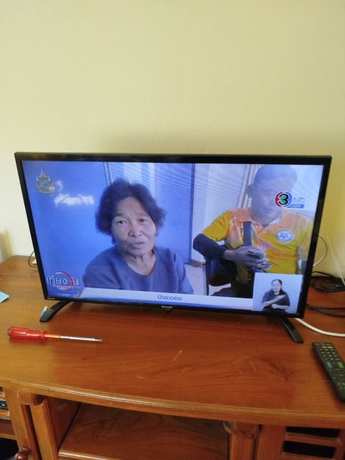 เจ้าหน้าที่กองยุทธศาสตร์และงบประมาณ ดำเนินการตามคำร้องขอติดตั้ง และซ่อมแซมเคเบิ้ลทีวี เพื่อการศึกษาเทศบาลนครแม่สอด