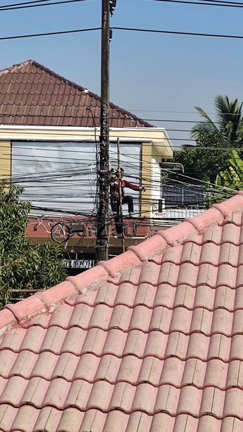 เจ้าหน้าที่กองยุทธศาสตร์และงบประมาณ ดำเนินการตามคำร้องขอติดตั้ง และซ่อมแซมเคเบิ้ลทีวี เพื่อการศึกษาเทศบาลนครแม่สอด
