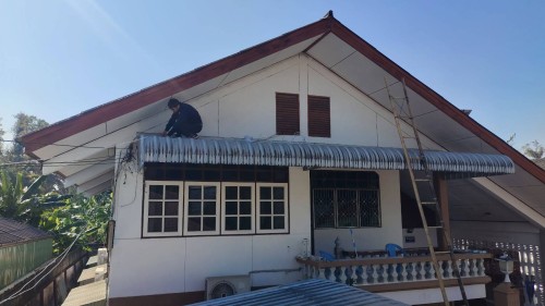 เจ้าหน้าที่กองยุทธศาสตร์และงบประมาณ ดำเนินการตามคำร้องขอติดตั้ง และซ่อมแซมเคเบิ้ลทีวี เพื่อการศึกษาเทศบาลนครแม่สอด