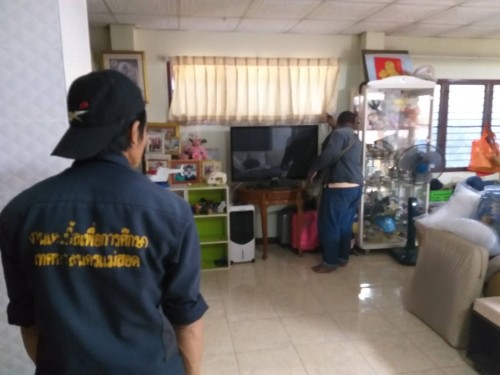 เจ้าหน้าที่กองยุทธศาสตร์และงบประมาณ ดำเนินการตามคำร้องขอติดตั้ง และซ่อมแซมเคเบิ้ลทีวี เพื่อการศึกษาเทศบาลนครแม่สอด