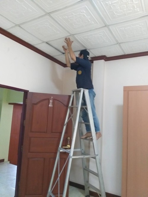 เจ้าหน้าที่กองยุทธศาสตร์และงบประมาณ ดำเนินการตามคำร้องขอติดตั้ง และซ่อมแซมเคเบิ้ลทีวี เพื่อการศึกษาเทศบาลนครแม่สอด