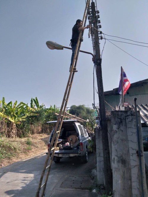 เจ้าหน้าที่กองยุทธศาสตร์และงบประมาณ ดำเนินการตามคำร้องขอติดตั้ง และซ่อมแซมเคเบิ้ลทีวี เพื่อการศึกษาเทศบาลนครแม่สอด