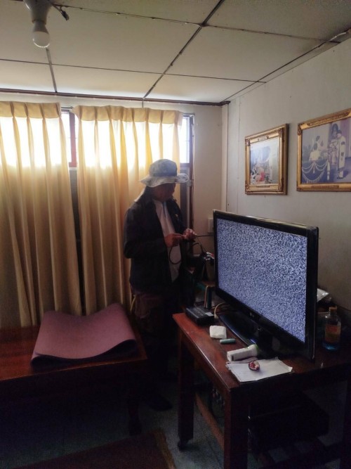 เจ้าหน้าที่กองยุทธศาสตร์และงบประมาณ ดำเนินการตามคำร้องขอติดตั้ง และซ่อมแซมเคเบิ้ลทีวี เพื่อการศึกษาเทศบาลนครแม่สอด