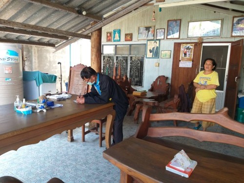 เจ้าหน้าที่กองยุทธศาสตร์และงบประมาณ ดำเนินการตามคำร้องขอติดตั้ง และซ่อมแซมเคเบิ้ลทีวี เพื่อการศึกษาเทศบาลนครแม่สอด