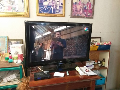 เจ้าหน้าที่กองยุทธศาสตร์และงบประมาณ ดำเนินการตามคำร้องขอติดตั้ง และซ่อมแซมเคเบิ้ลทีวี เพื่อการศึกษาเทศบาลนครแม่สอด