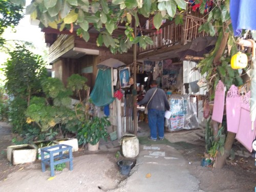 เจ้าหน้าที่กองยุทธศาสตร์และงบประมาณ ดำเนินการตามคำร้องขอติดตั้ง และซ่อมแซมเคเบิ้ลทีวี เพื่อการศึกษาเทศบาลนครแม่สอด