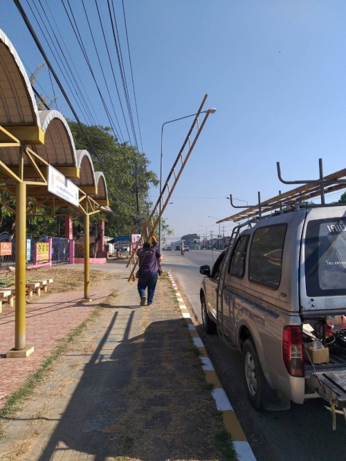 เจ้าหน้าที่กองยุทธศาสตร์และงบประมาณ ดำเนินการตามคำร้องขอติดตั้ง และซ่อมแซมเคเบิ้ลทีวี เพื่อการศึกษาเทศบาลนครแม่สอด