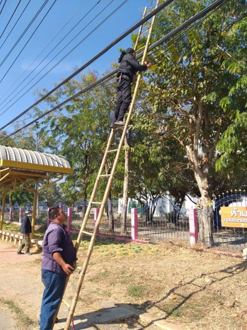เจ้าหน้าที่กองยุทธศาสตร์และงบประมาณ ดำเนินการตามคำร้องขอติดตั้ง และซ่อมแซมเคเบิ้ลทีวี เพื่อการศึกษาเทศบาลนครแม่สอด