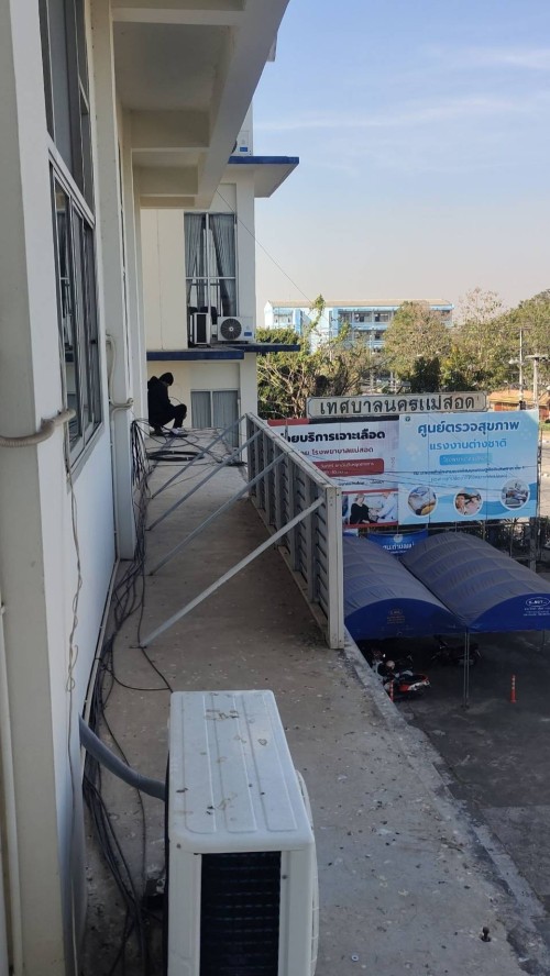 เจ้าหน้าที่กองยุทธศาสตร์และงบประมาณ ดำเนินการตามคำร้องขอติดตั้ง และซ่อมแซมเคเบิ้ลทีวี เพื่อการศึกษาเทศบาลนครแม่สอด