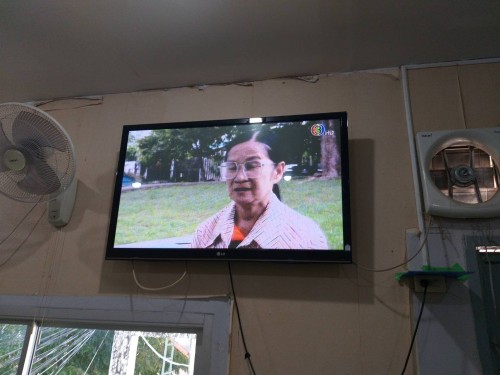 เจ้าหน้าที่กองยุทธศาสตร์และงบประมาณ ดำเนินการตามคำร้องขอติดตั้ง และซ่อมแซมเคเบิ้ลทีวี เพื่อการศึกษาเทศบาลนครแม่สอด