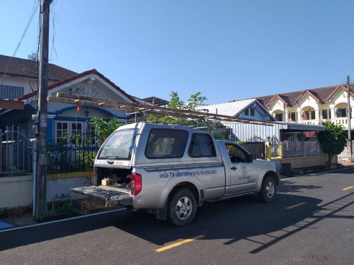 เจ้าหน้าที่กองยุทธศาสตร์และงบประมาณ ดำเนินการตามคำร้องขอติดตั้ง และซ่อมแซมเคเบิ้ลทีวี เพื่อการศึกษาเทศบาลนครแม่สอด