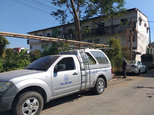 เจ้าหน้าที่กองยุทธศาสตร์และงบประมาณ ดำเนินการตามคำร้องขอติดตั้ง และซ่อมแซมเคเบิ้ลทีวี เพื่อการศึกษาเทศบาลนครแม่สอด