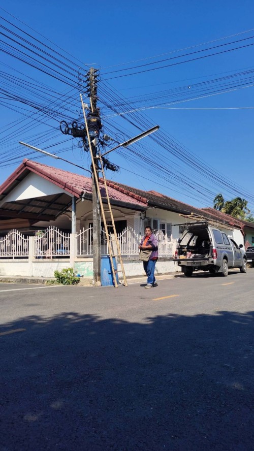 เจ้าหน้าที่กองยุทธศาสตร์และงบประมาณ ดำเนินการตามคำร้องขอติดตั้ง และซ่อมแซมเคเบิ้ลทีวี เพื่อการศึกษาเทศบาลนครแม่สอด