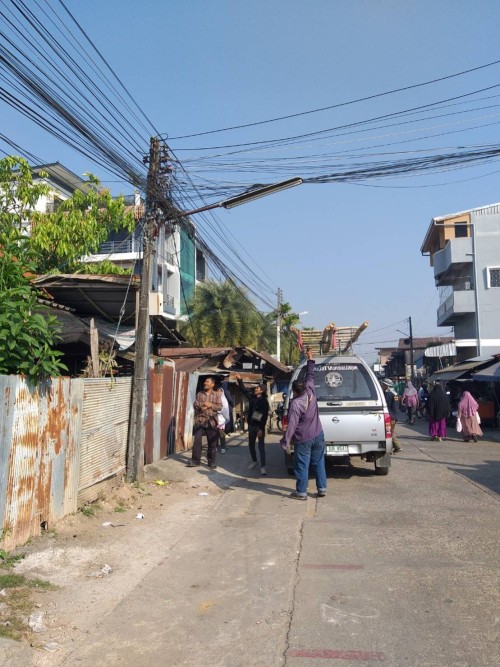 เจ้าหน้าที่กองยุทธศาสตร์และงบประมาณ ดำเนินการตามคำร้องขอติดตั้ง และซ่อมแซมเคเบิ้ลทีวี เพื่อการศึกษาเทศบาลนครแม่สอด