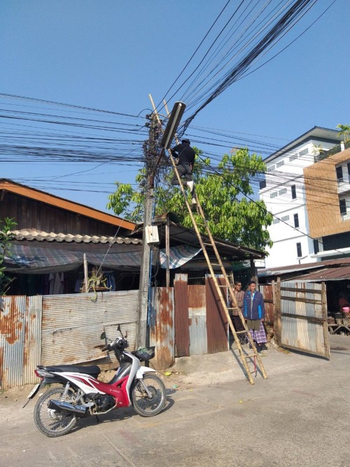 เจ้าหน้าที่กองยุทธศาสตร์และงบประมาณ ดำเนินการตามคำร้องขอติดตั้ง และซ่อมแซมเคเบิ้ลทีวี เพื่อการศึกษาเทศบาลนครแม่สอด