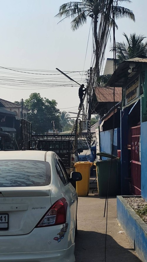 เจ้าหน้าที่กองยุทธศาสตร์และงบประมาณ ดำเนินการตามคำร้องขอติดตั้ง และซ่อมแซมเคเบิ้ลทีวี เพื่อการศึกษาเทศบาลนครแม่สอด