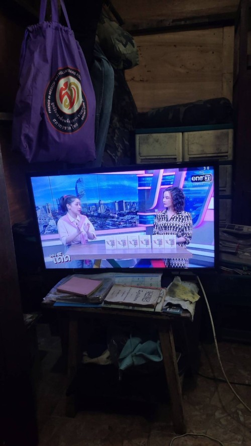 เจ้าหน้าที่กองยุทธศาสตร์และงบประมาณ ดำเนินการตามคำร้องขอติดตั้ง และซ่อมแซมเคเบิ้ลทีวี เพื่อการศึกษาเทศบาลนครแม่สอด