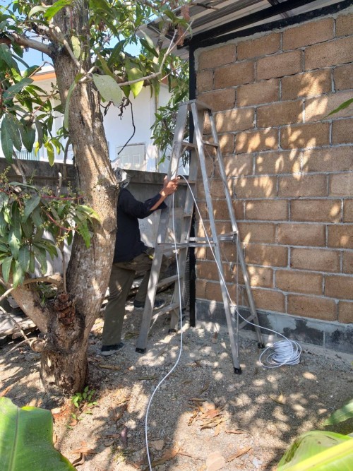 เจ้าหน้าที่กองยุทธศาสตร์และงบประมาณ ดำเนินการตามคำร้องขอติดตั้ง และซ่อมแซมเคเบิ้ลทีวี เพื่อการศึกษาเทศบาลนครแม่สอด