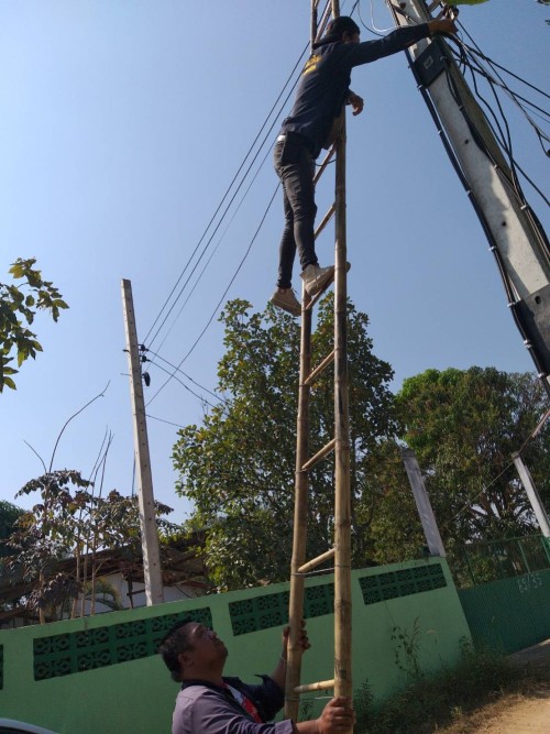 เจ้าหน้าที่กองยุทธศาสตร์และงบประมาณ ดำเนินการตามคำร้องขอติดตั้ง และซ่อมแซมเคเบิ้ลทีวี เพื่อการศึกษาเทศบาลนครแม่สอด