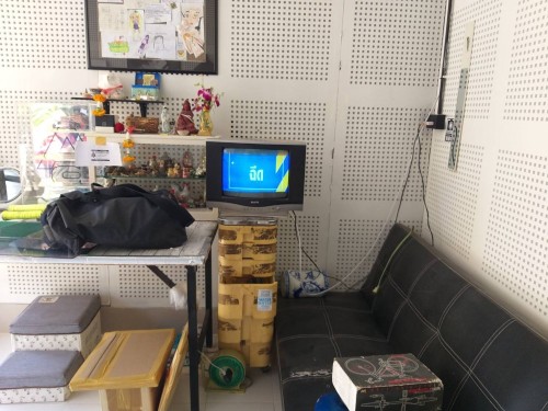 เจ้าหน้าที่กองยุทธศาสตร์และงบประมาณ ดำเนินการตามคำร้องขอติดตั้ง และซ่อมแซมเคเบิ้ลทีวี เพื่อการศึกษาเทศบาลนครแม่สอด