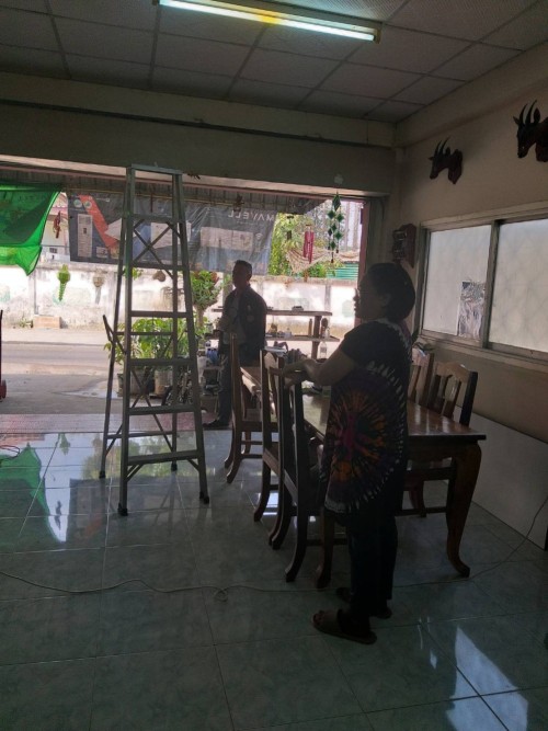 เจ้าหน้าที่กองยุทธศาสตร์และงบประมาณ ดำเนินการตามคำร้องขอติดตั้ง และซ่อมแซมเคเบิ้ลทีวี เพื่อการศึกษาเทศบาลนครแม่สอด