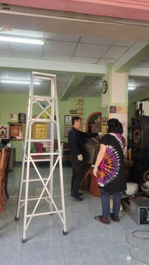 เจ้าหน้าที่กองยุทธศาสตร์และงบประมาณ ดำเนินการตามคำร้องขอติดตั้ง และซ่อมแซมเคเบิ้ลทีวี เพื่อการศึกษาเทศบาลนครแม่สอด