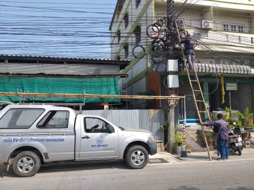 เจ้าหน้าที่กองยุทธศาสตร์และงบประมาณ ดำเนินการตามคำร้องขอติดตั้ง และซ่อมแซมเคเบิ้ลทีวี เพื่อการศึกษาเทศบาลนครแม่สอด