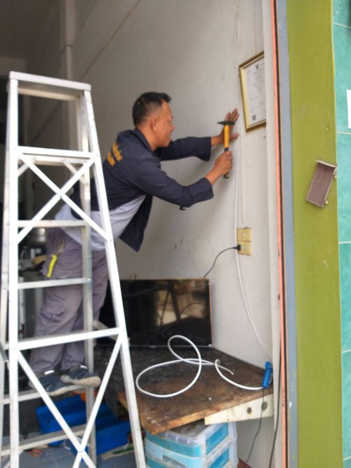 เจ้าหน้าที่กองยุทธศาสตร์และงบประมาณ ดำเนินการตามคำร้องขอติดตั้ง และซ่อมแซมเคเบิ้ลทีวี เพื่อการศึกษาเทศบาลนครแม่สอด