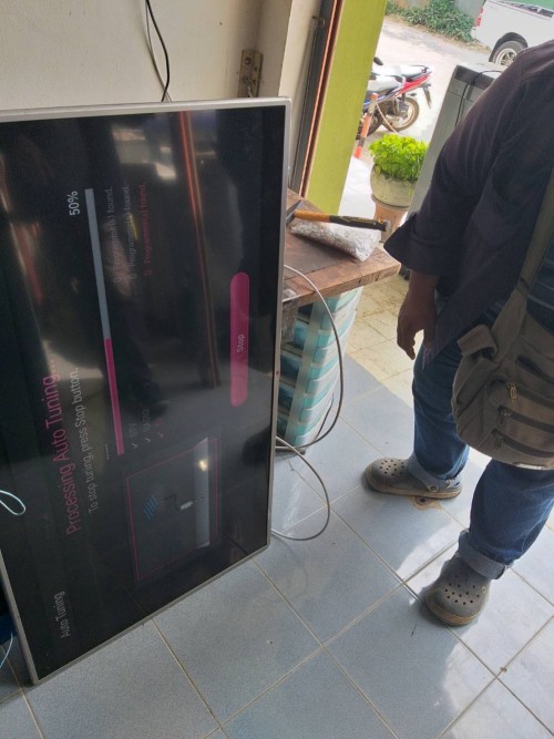 เจ้าหน้าที่กองยุทธศาสตร์และงบประมาณ ดำเนินการตามคำร้องขอติดตั้ง และซ่อมแซมเคเบิ้ลทีวี เพื่อการศึกษาเทศบาลนครแม่สอด