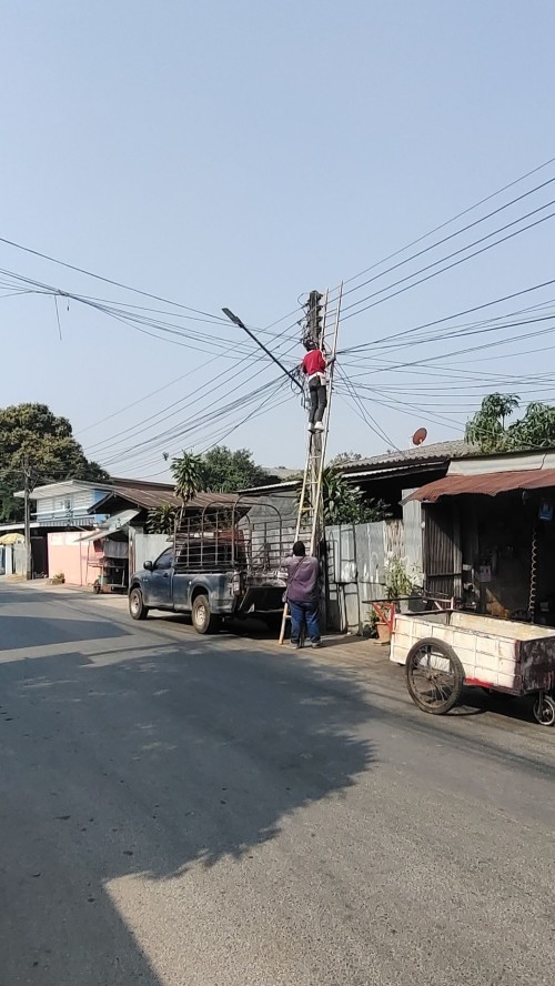 เจ้าหน้าที่กองยุทธศาสตร์และงบประมาณ ดำเนินการตามคำร้องขอติดตั้ง และซ่อมแซมเคเบิ้ลทีวี เพื่อการศึกษาเทศบาลนครแม่สอด