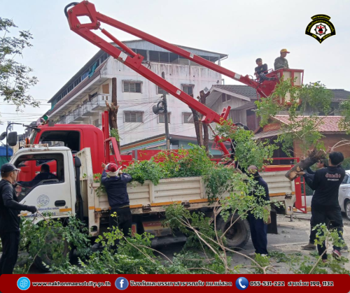 ดับเพลิงนครแม่สอด ออกดำเนินการตัดต้นไม้ บังทัศนวิสัย บริเวณหน้าโรงพยาบาลแม่สอด-ราม