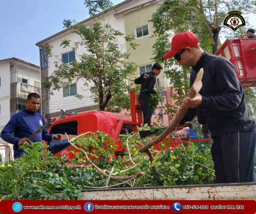 ดับเพลิงนครแม่สอด ออกดำเนินการตัดต้นไม้ บังทัศนวิสัย บริเวณหน้าโรงพยาบาลแม่สอด-ราม