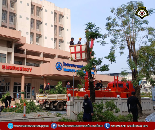 ดับเพลิงนครแม่สอด ออกดำเนินการตัดต้นไม้ บังทัศนวิสัย บริเวณหน้าโรงพยาบาลแม่สอด-ราม