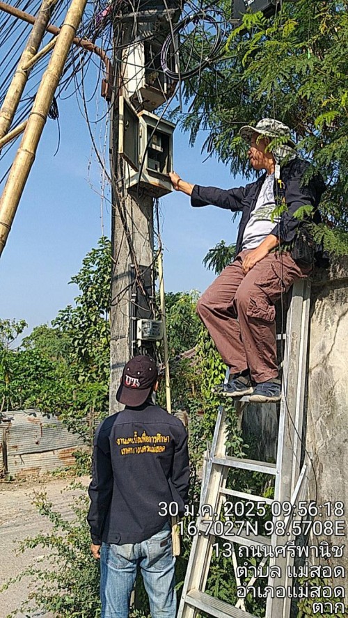 เจ้าหน้าที่กองยุทธศาสตร์และงบประมาณ ดำเนินการตามคำร้องขอติดตั้ง และซ่อมแซมเคเบิ้ลทีวี เพื่อการศึกษาเทศบาลนครแม่สอด