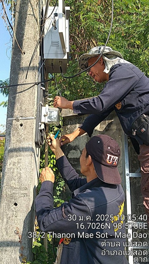 เจ้าหน้าที่กองยุทธศาสตร์และงบประมาณ ดำเนินการตามคำร้องขอติดตั้ง และซ่อมแซมเคเบิ้ลทีวี เพื่อการศึกษาเทศบาลนครแม่สอด