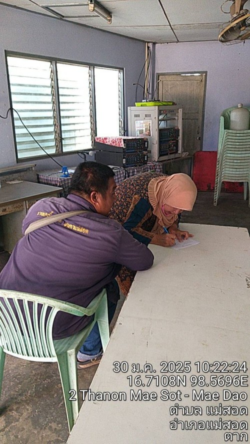 เจ้าหน้าที่กองยุทธศาสตร์และงบประมาณ ดำเนินการตามคำร้องขอติดตั้ง และซ่อมแซมเคเบิ้ลทีวี เพื่อการศึกษาเทศบาลนครแม่สอด