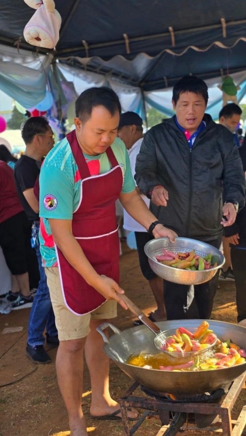 เข้าร่วมจัดกิจกรรมวันเด็กแห่งชาติ ได้นำขนมและลูกชิ้นแจกให้แก่เด็กๆ