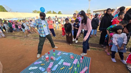 เข้าร่วมจัดกิจกรรมวันเด็กแห่งชาติ ได้นำขนมและลูกชิ้นแจกให้แก่เด็กๆ