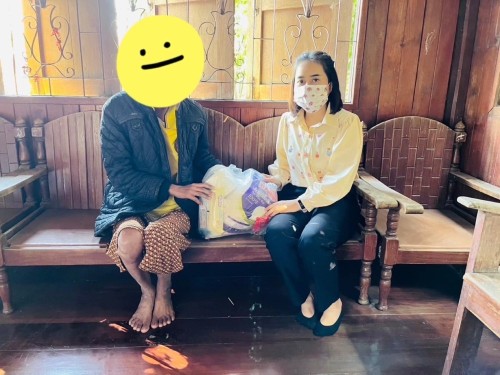ลงพื้นที่มอบถุงยังชีพเพื่อการดำรงชีพให้กับกลุ่มเปราะบาง จำนวน 2 ราย ในพื้นที่ชุมชนบัวคูณ และชุมชนดอนไชย