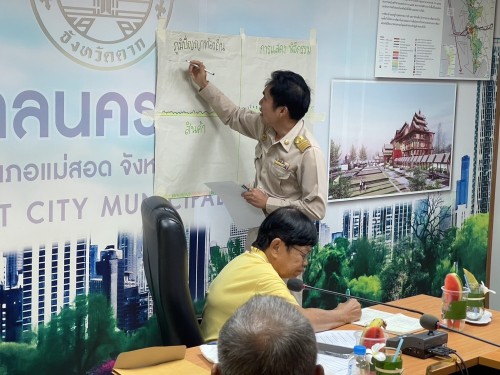 ร่วมประชุมกับชมรมผู้สูงอายุเทศบาลนครแม่สอด ณ ห้องประชุมนพรัตน์ เทศบาลนครแม่สอด เพื่อพบปะและวางแผนการปฏิบัติงานร่วมกับชมรมผู้สูงอายุประจำปี 2568
